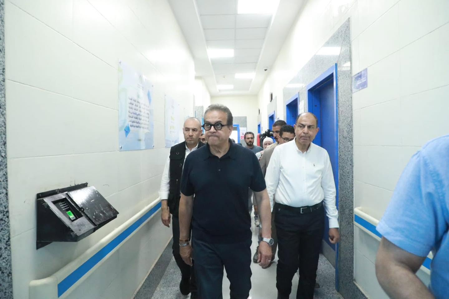وزر الصحة ورئيس الجامعة ومحافظ النيا باحدى المستشف